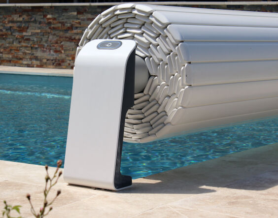 couverture de piscine hors sol installée sur une piscine avec revêtement extérieur bois