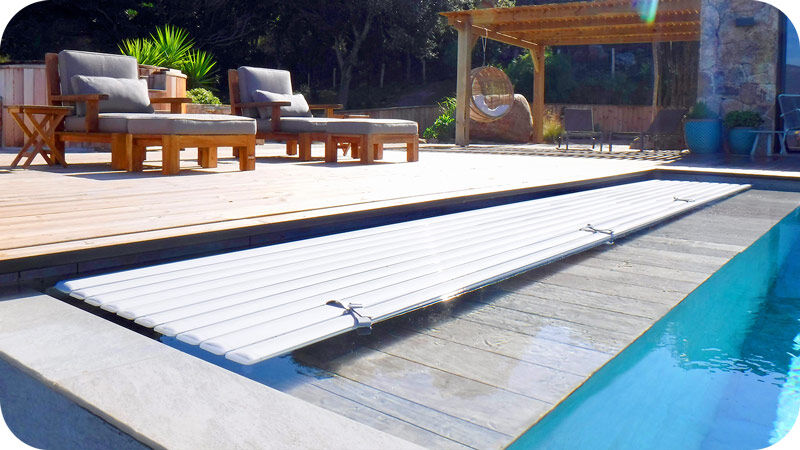 Une couverture de piscine innovante dans une piscine avec plage en bois