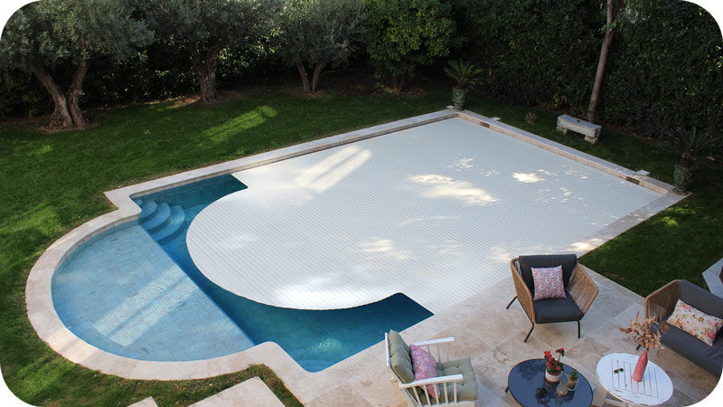 volet immergé piscine sur une piscine aux formes originales