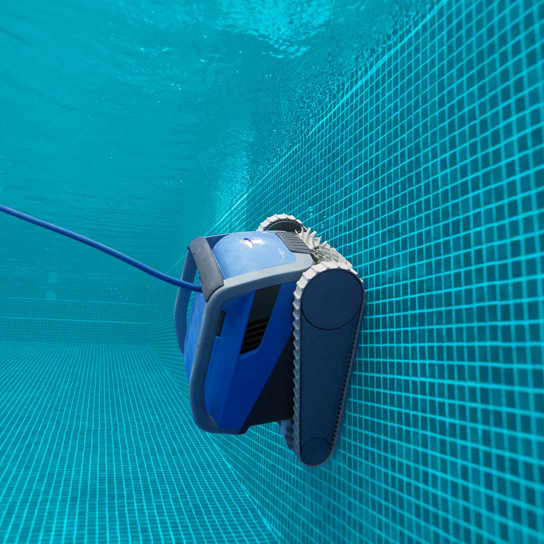 Le robot de piscine autonome Dolphin S300 dans une piscine.